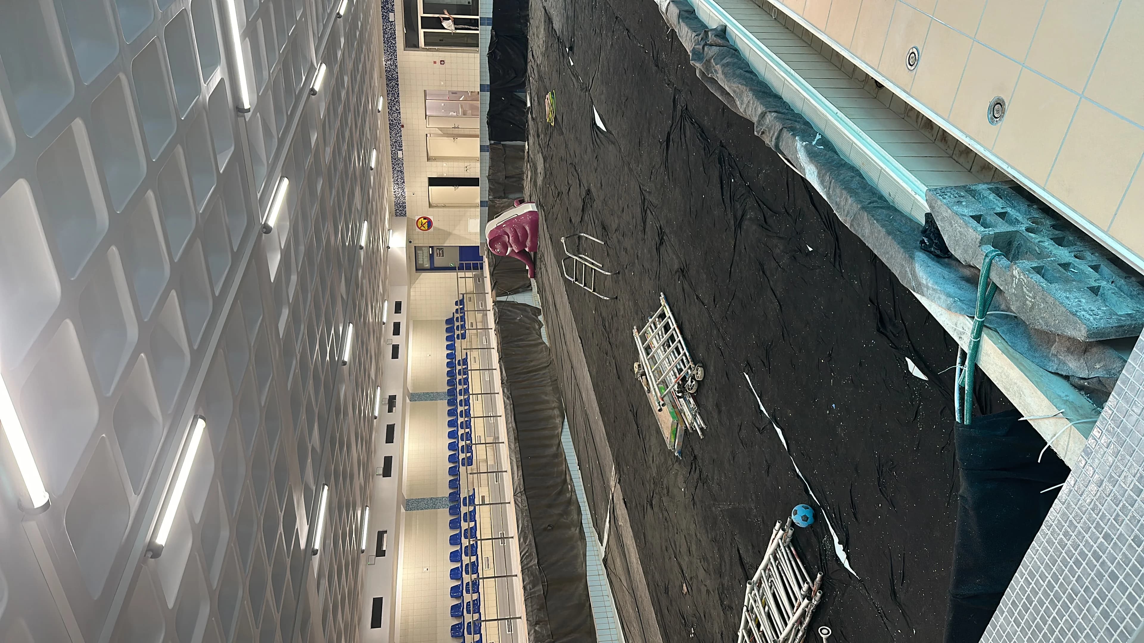 Sprzątanie po remoncie aquaparku przed odbiorem