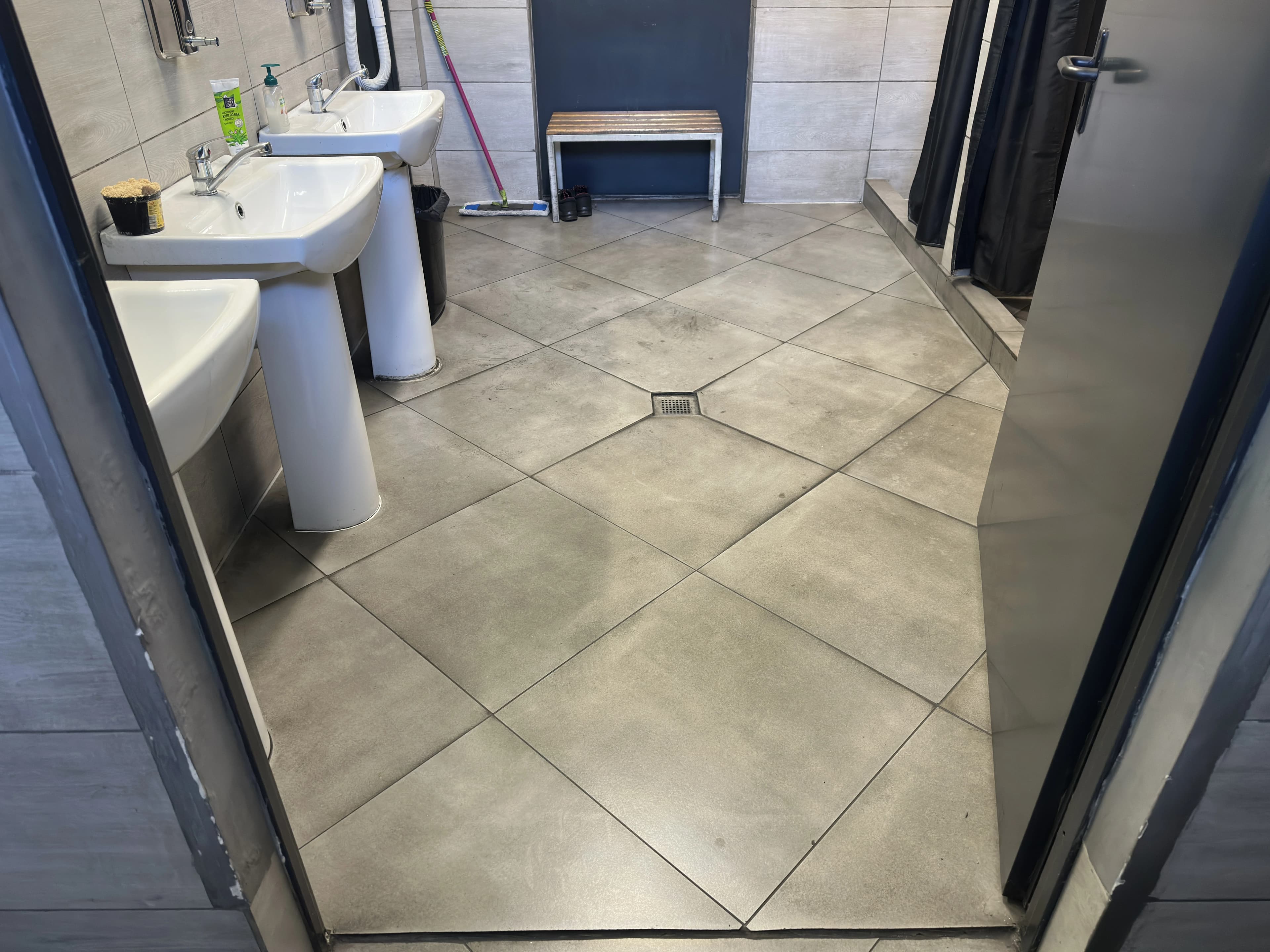 Maszynowe doczyszczanie posadzki i polimeryzacja w obiekcie przemysłowym