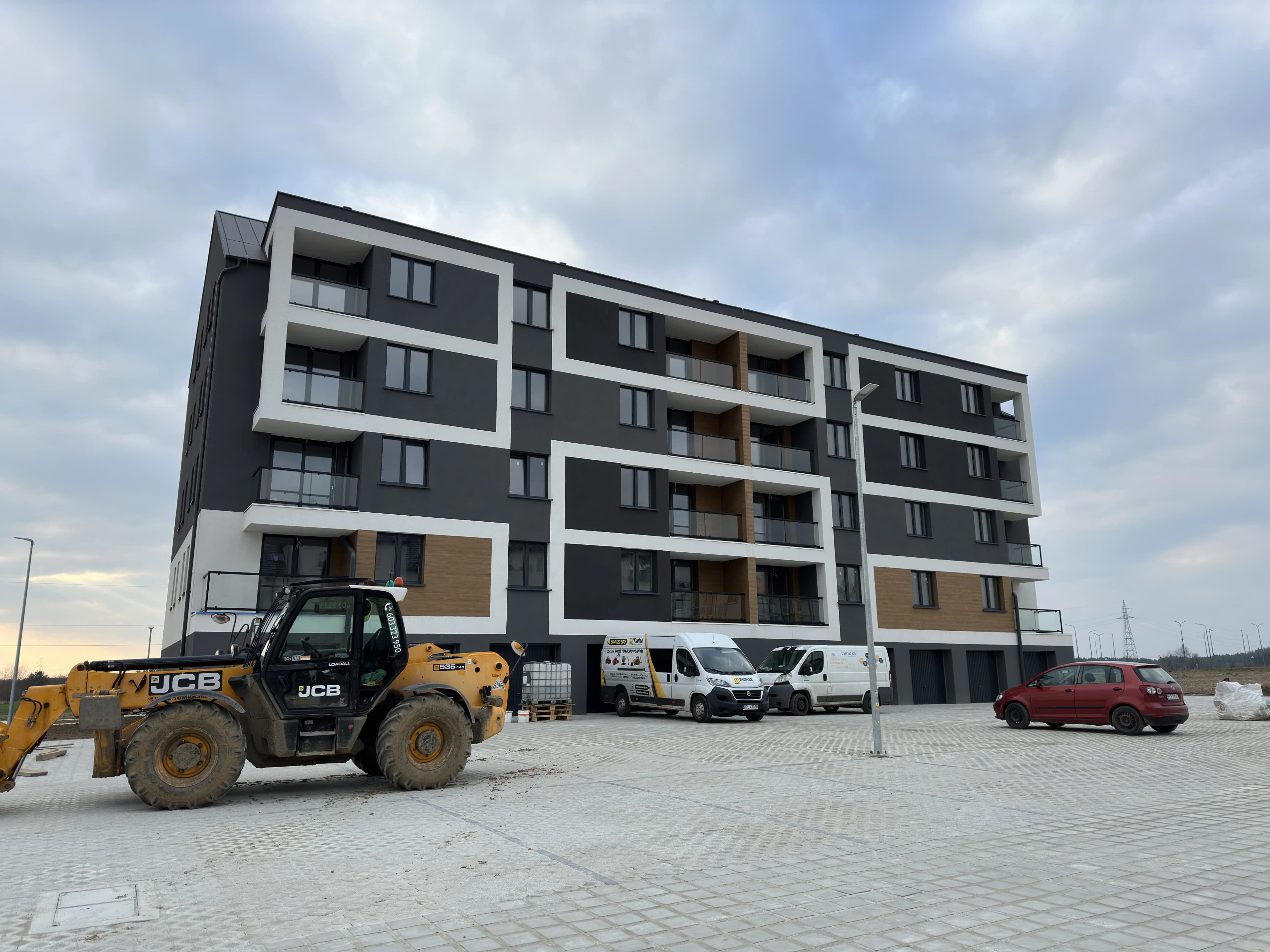 Mycie okien po budowie przed odbiorami mieszkań